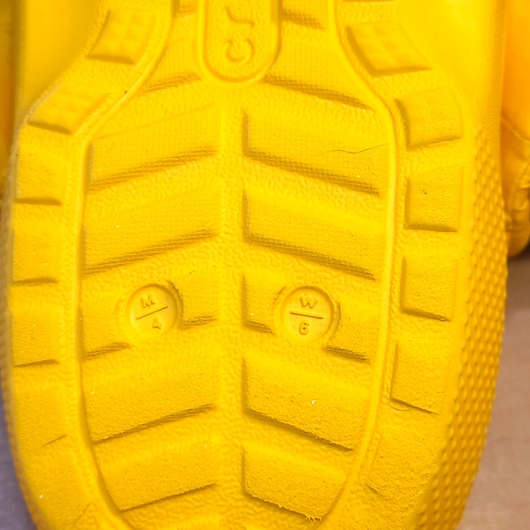 Crocs Neo Puff Yellow Faux Fur Lined Unisex Clogs - Picture 11 of 11